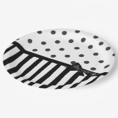Schwarzweiss-Tupfen-gestreifter Pappteller (Schrägansicht)