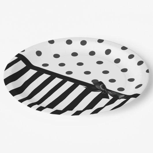 Schwarzweiss-Tupfen-gestreifter Pappteller (Schrägansicht)