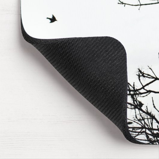 Schwarzweiss-Vögel, die weg von den Bäumen Mousepad (Ecke)