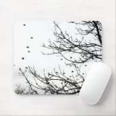 Schwarzweiss-Vögel, die weg von den Bäumen Mousepad (Mit Mouse)