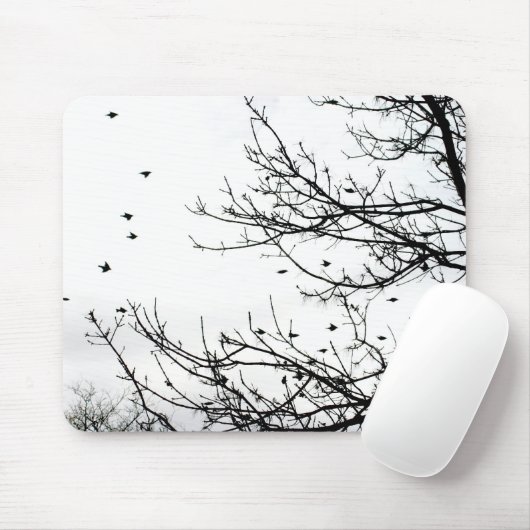 Schwarzweiss-Vögel, die weg von den Bäumen Mousepad (Mit Mouse)