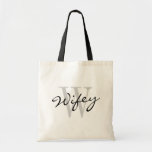 Schwarzweiss-WIFEY Tragetasche<br><div class="desc">Schwarzweiss-WIFEY Monogrammhochzeits-Taschentaschen. Noble Budget-Tasche mit stilvoller Kalligraphietypographie. Niedlicher Hochzeits-Partyzusatz für neue Ehefrau, die Braut zum zu sein, die Jungvermähltenfrauen und gerade die verheirateten Mädchen etc. Kann Gebrauch als personalizable Brautjungfern-Taschentaschen für Teambraut auch sein. Machen Sie Ihre Selbst für Brautjungfern, Blumenmädchen, Trauzeugin, Matrone der Ehre, Mutter des personalisierten Textes der Braut...</div>