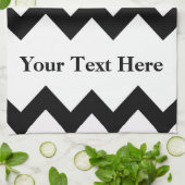 Schwarzweiß Zickzack mit anpassbarem Text Handtuch (Gefaltet)