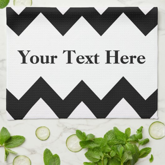 Schwarzweiß Zickzack mit anpassbarem Text Handtuch (Gefaltet)