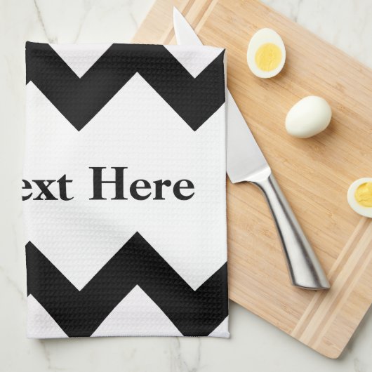 Schwarzweiß Zickzack mit anpassbarem Text Handtuch (Viertel Falte)