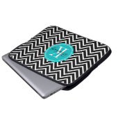 Schwarzweiss-Zickzack mit aquamarinem Monogramm Laptopschutzhülle (Vorne Knopf)