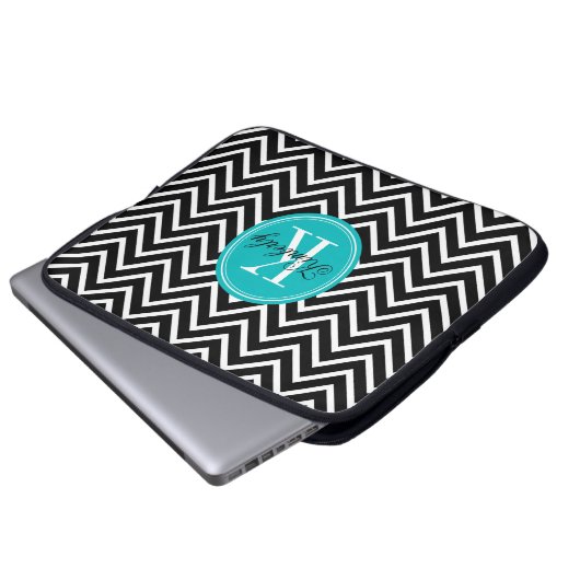 Schwarzweiss-Zickzack mit aquamarinem Monogramm Laptopschutzhülle (Vorne Knopf)