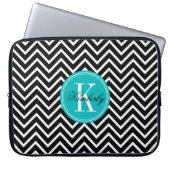 Schwarzweiss-Zickzack mit aquamarinem Monogramm Laptopschutzhülle (Vorderseite)