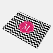 Schwarzweiss-Zickzack mit heißes Rosa-Monogramm Fußmatte (Schrägansicht)