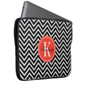 Schwarzweiss-Zickzack mit orange Monogramm Laptopschutzhülle (Vorne Rechts)