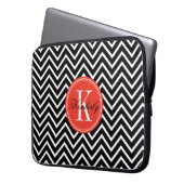 Schwarzweiss-Zickzack mit orange Monogramm Laptopschutzhülle (Vorderseite Links)
