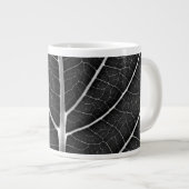 Schwarzweißblatt nah Jumbo-Tasse (Vorderseite Rechts)