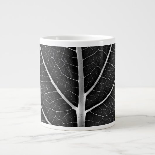 Schwarzweißblatt nah Jumbo-Tasse (Vorderseite)