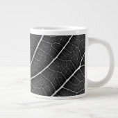 Schwarzweißblatt nah Jumbo-Tasse (Rechts)