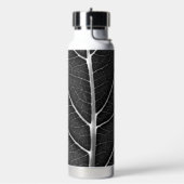 Schwarzweißblatt nah trinkflasche (Links)