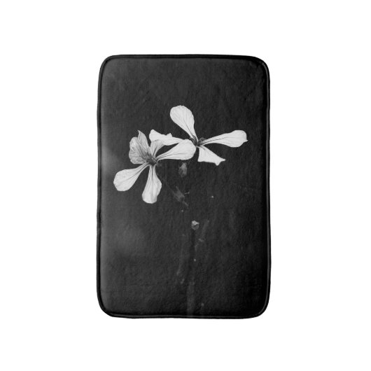 Schwarzweißblumen Badematte (Vorderseite Vertikal)