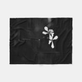 Schwarzweißblumen Fleecedecke (Vorderseite (Horizontal))