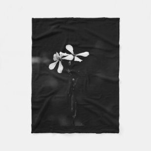 Schwarzweißblumen Fleecedecke