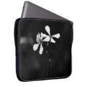 Schwarzweißblumen Laptopschutzhülle (Vorne Rechts)