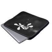 Schwarzweißblumen Laptopschutzhülle (Vorne Knopf)