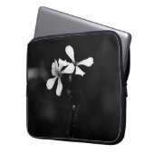 Schwarzweißblumen Laptopschutzhülle (Vorderseite Links)