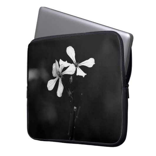 Schwarzweißblumen Laptopschutzhülle (Vorderseite Links)