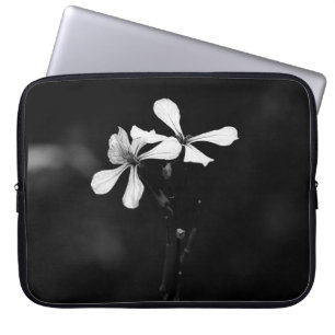 Schwarzweißblumen Laptopschutzhülle