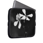 Schwarzweißblumen Laptopschutzhülle (Vorne Rechts)