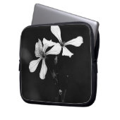 Schwarzweißblumen Laptopschutzhülle (Vorderseite Links)