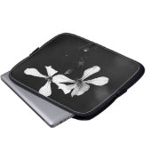 Schwarzweißblumen Laptopschutzhülle (Vorne Knopf)