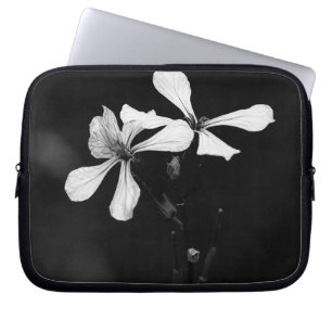 Schwarzweißblumen Laptopschutzhülle