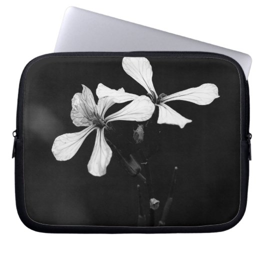 Schwarzweißblumen Laptopschutzhülle (Vorderseite)