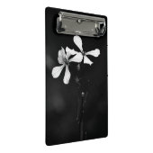 Schwarzweißblumen Mini Klemmbrett (Schrägansicht)