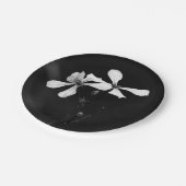 Schwarzweißblumen Pappteller (Schrägansicht)
