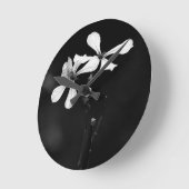 Schwarzweißblumen Runde Wanduhr (Winkel)