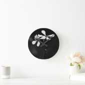 Schwarzweißblumen Runde Wanduhr (Zuhause)