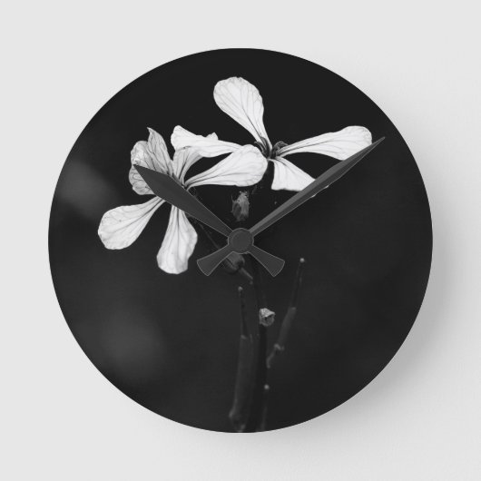 Schwarzweißblumen Runde Wanduhr (Vorderseite)