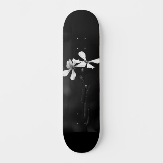 Schwarzweißblumen Skateboard (Vorderseite)