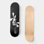 Schwarzweißblumen Skateboard (Vorderseite)