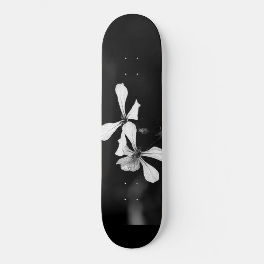 Schwarzweißblumen Skateboard (Vorderseite)