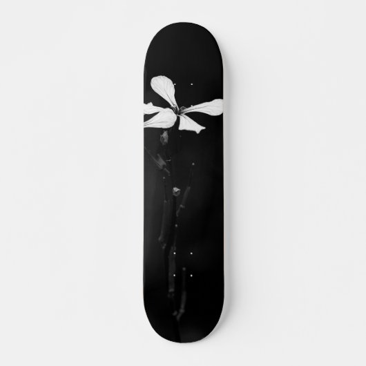 Schwarzweißblumen Skateboard (Vorne)