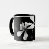 Schwarzweißblumen Tasse (Vorderseite Links)