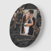 Schwarzweißblütenvorlage Personalisiert Große Wanduhr (Winkel)