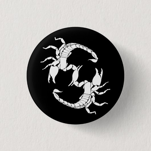 Schwarzweißbuchstaben S - Zwei Skorpione Button (Vorderseite)