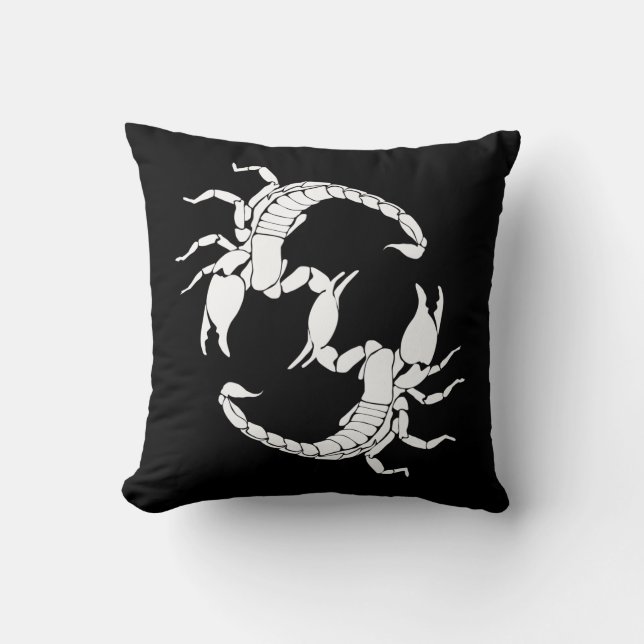 Schwarzweißbuchstaben S - Zwei Skorpione Kissen (Vorderseite)