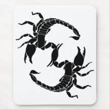 Schwarzweißbuchstaben S - Zwei Skorpione