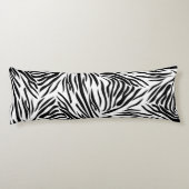 Schwarzweißdruck mit weißem Zebra mit Hot Rosa Seitenschläferkissen (Rückseite)