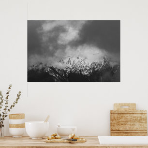 Schwarzweiße Berge in Wolken Poster