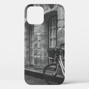 SCHWARZWEISSFOTO EINES FAHRRADS, DAS NEBEN EINEM G Case-Mate iPhone HÜLLE
