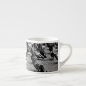 Schwarzweißfotografie vieler Tauben Espressotasse (Rechts)
